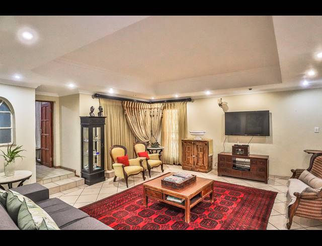 11 BEDROOM GUEST HOUSE FOR SALE IN PROTEA PARK